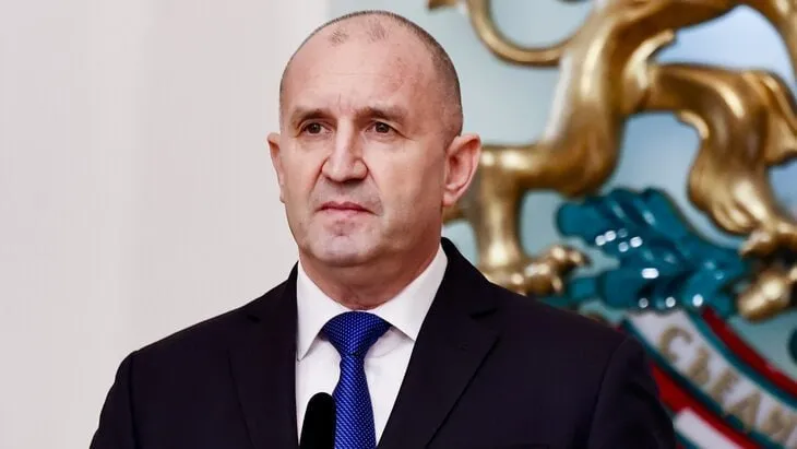 В Национальном собрании Болгарии прошло голосование по итогам которого новым премьер министром стал Румен Радев Кандидатуру бывшего президента поддержали 124 депутата 36 воздержались от голосования а 70 высказались против