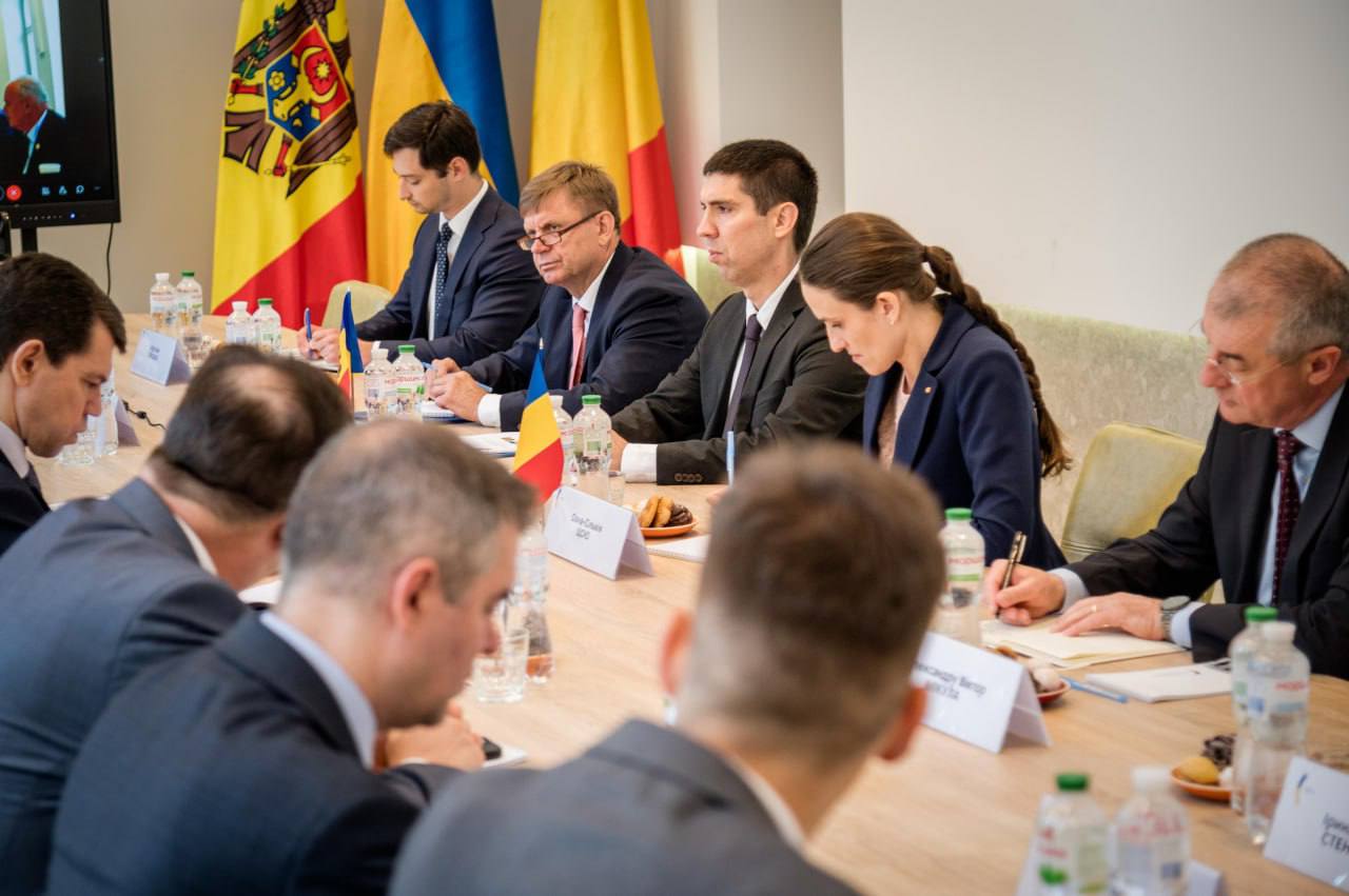 Вице-премьер-министр, министр иностранных дел Михай Попшой принял участие в четвертом заседании Трилатерали министров иностранных дел Республики Молдова, Украины и Румынии, которое прошло в Черновцах, вместе со своими коллегами Андрием Сыбихой и Оаной-Сильвией Цою. В формате «Украина – Молдова – Румыния», впервые в онлайн-режиме, также приняли участие министры иностранных дел Польши и Литвы – Радослав Сикорский и Кестутис Будрис.    Обсуждения были сосредоточены на экономическом сотрудничестве, европейской интеграции, энергетической безопасности, инфраструктуре и модернизации пунктов пропуска на границе, борьбе с дезинформацией и гибридными угрозами, а также ситуации с безопасностью в регионе.    Министры обсудили европейский путь Республики Молдова и Украины и отметили прогресс обеих стран в продвижении реформ и приближении к Европейскому Союзу. Румыния вновь подтвердила твердую и последовательную поддержку пути присоединения обеих стран к Европейскому Союзу.  Блокнот Молдова
