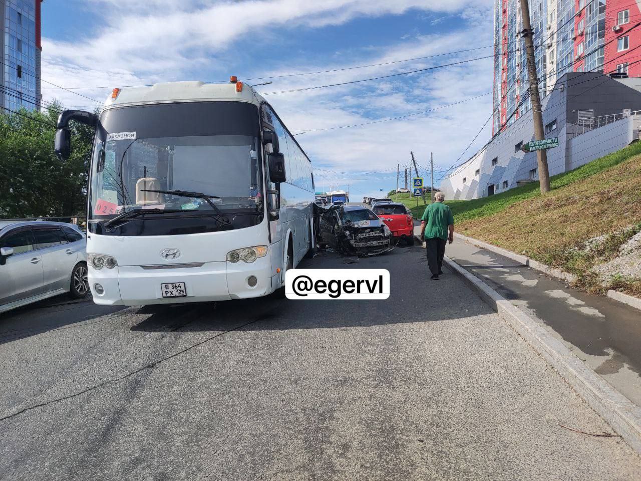 Жесткое ДТП произошло на Эгершельде во Владивостоке. Дорога полностью заблокирована.  Источник: egervl