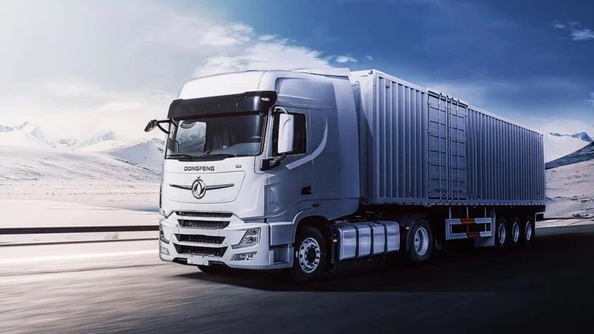 В России отозвали более 12 тысяч тягачей Dongfeng Официальный дистрибьютор китайской марки запустил отзывную кампанию затрагивающую 12 435 седельных тягачей DFH4180 GX Дефектные машины были проданы российскими дилерами в период с 15 января 2023 года по 31 мая 2025 го На них выявили неправильную установку компонентов ремней безопасности Из за этого надетый ремень не регулируется по длине автоматически а втягивающее устройство неэффективно сматывает лямку На всех грузовиках бесплатно заменят ремень безопасности в сборе autoruonline