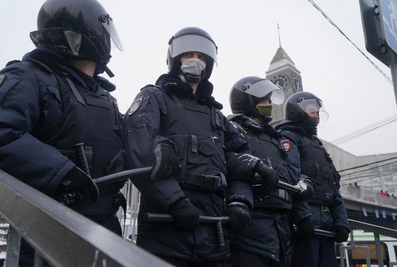 «Дело уже не в эпидемии, а в политике». Власти снова отказались отменять «ковидный» запрет на митинги в Красноярске.  Депутат горсовета Красноярска Иван Петров получил ответ на свой запрос губернатору края Михаилу Котюкову с просьбой отменить коронавирусные ограничения. Главное ограничение, которое действует до сих пор, это запрет на проведение массовых мероприятий, главным образом — митингов.  В ответе сказано, что в крае сохраняется запрет публичных, досуговых, развлекательных, зрелищных, культурных, просветительских, рекламных и иных подобных мероприятий —до улучшения санитарно-эпидемиологической обстановки.  Тут подробнее.