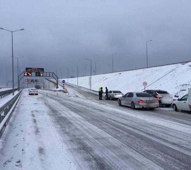 На Крымском мосту образовались пробки с обеих сторон По последним данным вочереди на ручной досмотр со стороны Тамани находится 510 транспортных средств Время ожидания около двух часов В очереди на ручной досмотр со стороны Керчи находится 240 транспортных средств Время ожидания около часа Связь и запросы на размещение рекламы в Temruchok info bot Подпишись на Темрюк Инфо в MAX ВКонтакте Одноклассники