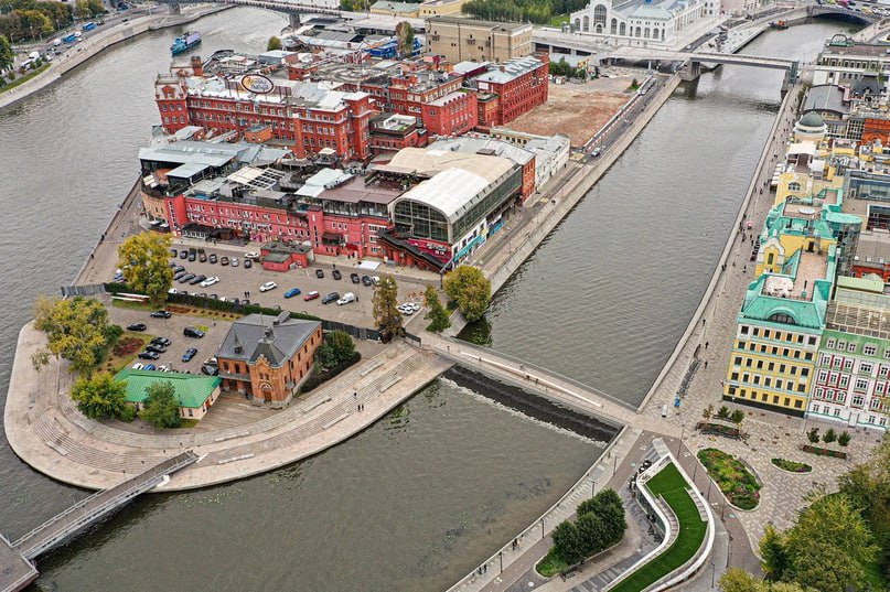 До строительства Водоотводного канала Москва почти каждый год страдала от наводнений, которые приносили много бед и напастей. В 1783 году случилось событие, после которого городским властям пришлось серьезно приступить к разрешению проблемы наводнений. В апреле этого года вода сильно повредила Большой Каменный мост. Главнокомандующий Москвы З.Г. Чернышев доносил Екатерине II: «Обвалились три арки моста, длиной 20 сажен, шириною 3 сажени 2 аршина, и бывшие из них 11 лавок каменных с разными мебелями купца Епанишникова, суммой на 1100 рублей. Упал один стоявший в это время на мосту человек и убит, а развалинами задавлено бывший под мостом рыбак и две бабы, у берега для мытья платья находившиеся»