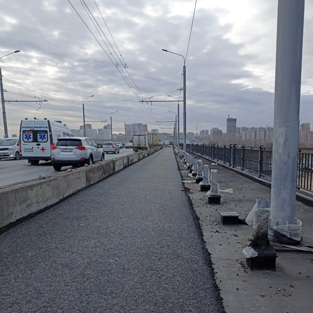 Движение на Октябрьском мосту в Новосибирске полностью запустят  Октябрьский мост в Новосибирске откроют полностью для движения транспорта 11 ноября. Об этом сообщил мэр города Максим Кудрявцев на оперативном совещании в правительстве региона.  Сейчас на переправе заканчивают работы по укладке асфальта. Этим занимается новый подрядчик ООО «СК Дороги Сибири». Открытие полноценного проезда по 6 полосам моста будет осуществлено раньше запланированного срока, в сентябре мэр Максим Кудрявцев сообщал, что переправу откроют в декабре.    НДН.инфо