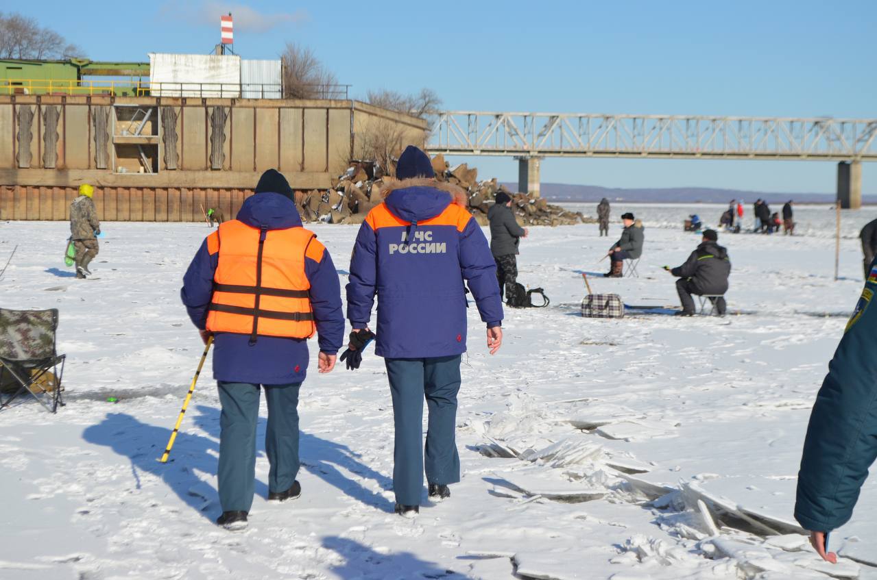 В Благовещенске проходит месячник безопасности на водных объектах в зимний период. В городе запустили акцию «Безопасный лед»  С рыбаками-любителями проводят профилактические беседы, раздают информационные памятки. Но, несмотря на многочисленные предупреждения об опасности выхода на неокрепший лёд, рыбаки продолжают пренебрегать правилами ради любимого хобби. Совместные рейды проводят с инспекторы центра ГИМС ГУ МЧС России по Амурской области и специалисты городского управления по делам ГО ЧС.     Будьте осторожными при выходе на лёд!    Синеватый или «с зеленью» лед считается прочным  чем прозрачнее ледовое покрытие, тем оно прочней .    Матово-белый или с желтизной цвет свидетельствует, о ненадежности.    В местах впадения ключей или ручьев лед еще более ненадежен.    Непрочен также лед под снежными сугробами. Тут он намного медленнее набирает толщину.