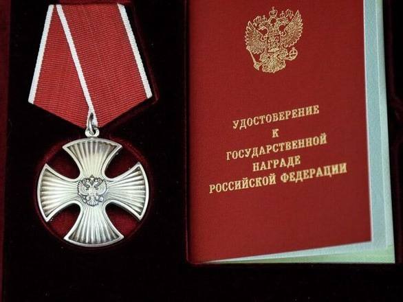Владимир Путин подписал Указ о награждении наших земляков  Медаль «За развитие железных дорог» присуждена Дмитрию Царькову – машинисту электровоза эксплуатационного локомотивного депо Муром Горьковской дирекции тяги – областного филиала РЖД.  Почётной грамотой Президента России отмечена Ольга Дегтева – заместитель генерального директора сельхозпредприятия «Губино» в Селивановском районе.