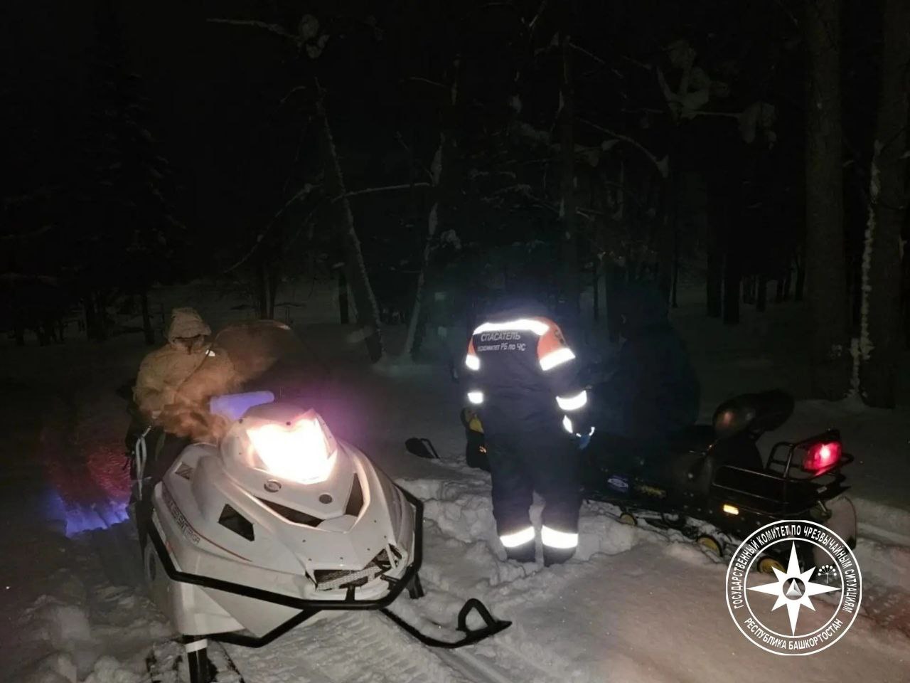 Застряли в лесу на снегоходах Накануне вечером в Нуримановском районе отец с 9 летним сыном и их друг поехали кататься на снегоходах в лес На уже знакомом маршруте они столкнулись с рыхлым снегом и застряли Самостоятельно выбраться не получилось и потеряшки обратились в экстренные службы Спасатели помогли мужчинам выбраться из плена и сопроводили их до дороги Медпомощь никому не потребовалась БСТ в Telegram БСТ в МАХ