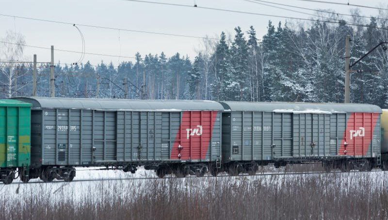 Работа на перспективу Завершаем модернизацию двух соединительных линий к новым предприятиям на станции Вязьма Новоторжская в Смоленской области Это позволит нарастить объёмы приема и отправки грузов улучшить транспортное обслуживание предприятий и снизить нагрузку на дорожную сеть Что сделали обновили участок пути 375 м восстановили участок пути 425 м и уложили стрелочный перевод На территориях предприятий также ведется подготовка инфраструктуры На первом этапе обновлённые линии позволят увеличить погрузку на станции на 80 тыс тонн в год Отправление первых грузов планируется в апреле 2026 года Подробности