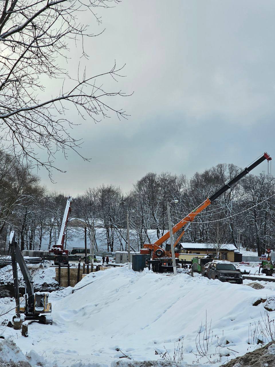 Завершение реконструкции гидроузла в Николо Урюпино сдвинули на вторую половину 2026 года Проект доработан и направлен в экспертизу смета будет пересмотрена В данный момент проводятся работы в котловане и укрепление временной плотины Предварительный срок окончания работ 3 кв 2026 года сообщил депутат Олег Синицын после вчерашнего заседания комиссии Совета депутатов по вопросам градостроительства Срок сдачи объекта перенесли второй раз Первоначально реконструкцию гидроузла 2 на реке Липке планировали завершить в конце октября прошлого года после смены подрядчика закончить работы пообещали в мае 2026 го Подписаться на канал Telegram MAX