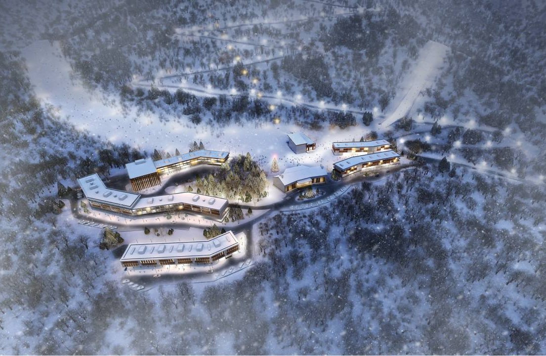Власти Сочи отменили проект планировки курорта Турьев Хутор из за протеста прокуратуры и обращения Экспертного совета по заповедному делу Проект предусматривал строительство четырех гостиниц на 700 номеров 80 километров горнолыжных трасс и подъемников с инвестициями Интерроса в 54 млрд рублей Начало работ планировалось в 2026 году запуск отелей к 2030 году Экологи предупреждали что проект затронет Кавказский заповедник и Сочинский национальный парк что запрещено законом Расчистка 20 гектаров леса нанесла бы ущерб редким видам флоры и фауны на 550 млн рублей Это первый прецедент в Сочи когда масштабный туристический проект остановлен из за экологических проблем kub news ru