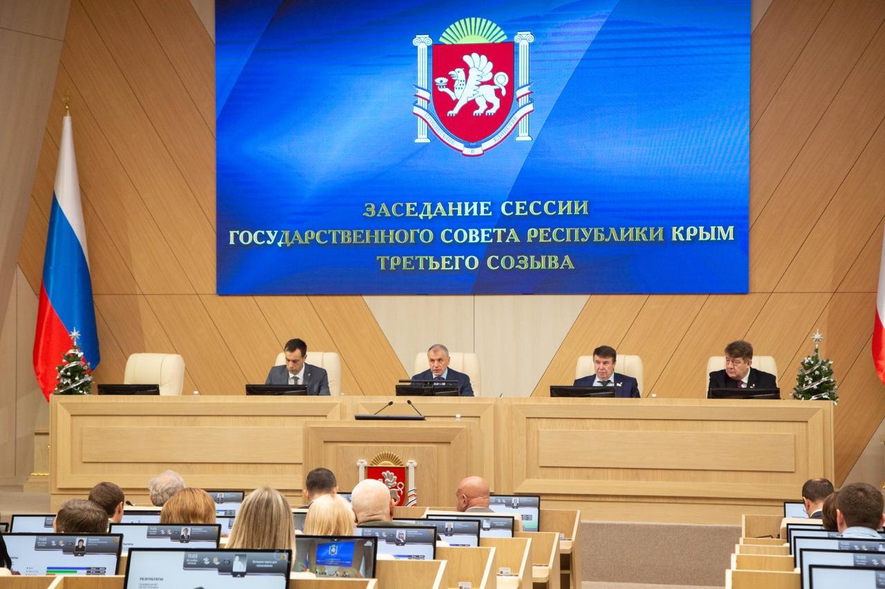 В Крыму ввели штрафы за публикацию фото и видео работы ПВО Соответствующий законопроект принят в окончательном чтении на сессии Госсовета республики передает корреспондент РИА Новости Крым Предлагается ввести административную ответственность за несоблюдение гражданами должностными и юридическими лицами запретов введенных главой Крыма сказал глава крымского парламента Владимир Константинов Согласно документу штрафы составят для граждан от 3 тысяч до 5 тысяч рублей для должностных лиц от 20 тысяч до 50 тысяч рублей для юрлиц от 50 тысяч до 100 тысяч рублей Закон разработан в целях обеспечения безопасности охраны военных важных государственных и социальных объектов в регионе 0 РИА Новости Крым в Telegram MAX VK