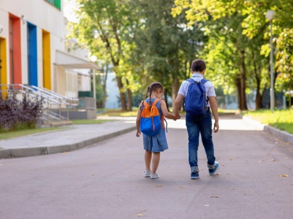 Архангелогородцы смогут следить за безопасностью детей в режиме онлайн  Цифровая экосистема МТС запустила новый функционал в сервисе «Кто/Где»: теперь в нем можно настраивать геозоны и push-уведомления.  С их помощью родители из Архангельска могут получать сообщения, например, когда дети приходят в школу или возвращаются домой. Сервис передает информацию даже при нестабильной работе GPS.