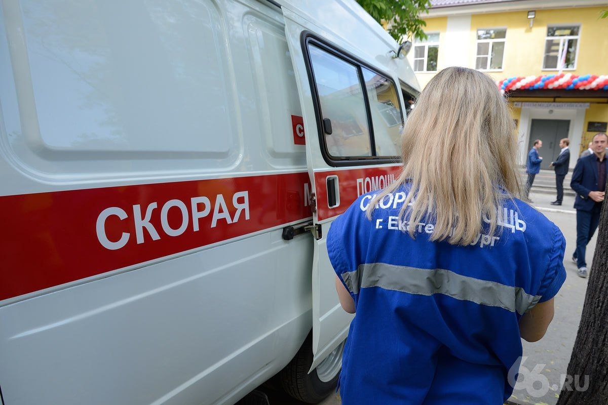 15 детей выпали из окон в Свердловской области с начала года Все они с тяжелыми травмами попали в ДГКБ №9 Екатеринбурга. Самому младшему из пострадавших — меньше 2 лет, рассказали в пресс-службе Минздрава региона. За первые 6 месяцев прошлого года произошло 10 подобных случаев, в том числе со смертельным исходом. Ранее мы рассказывали, как уберечь ребенка от падения из окна и что делать, если это все-таки произошло. Новости из Екатеринбурга