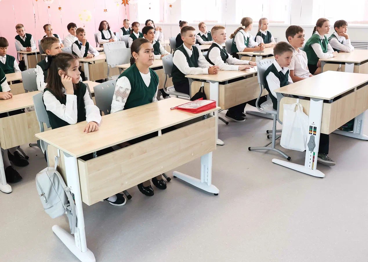 Численность детей в классах хотят ограничить до 25 человек Особенно это необходимо в начальной школе считают эксперты По их мнению снижение рождаемости и как следствие уменьшение количества школьников создают предпосылки для повышения качества образования Сейчас нормативы определяются только площадью помещения не менее 2 5 квадратных метров на одного ученика плюс рабочее место учителя и шкафы Эти правила действуют с 2021 года заменив прежний лимит в 25 учащихся Согласны с экспертом