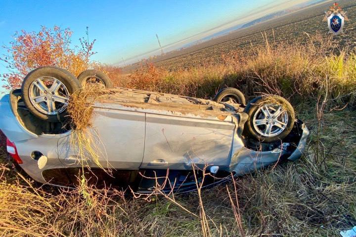 16 летний водитель погиб в ДТП в Усольском районе Управляя автомобилем Honda Fit парень ехал со стороны поселка Железнодорожный в поселок Тельма В какой то момент подросток не справился с управлением и съехал в кювет с последующим опрокидываем машины Получил травмы юного водителя доставили в больницу где он и умер Также на момент аварии в салоне иномарки были четыре пассажира в возрасте от 13 до 16 лет Им здоровью ничего не угрожает уточнили в пресс службе полиции Погибший был за рулем автомобиля купленного его 15 летнему другу отцом всего два дня назад для обучения вождению За то что отец передал управление автомобилем своему сыну который не имел водительских прав он будет оштрафован на 30 тысяч рублей Следственный комитет завел уголовное дело Фото СУ СКР по Иркутской области