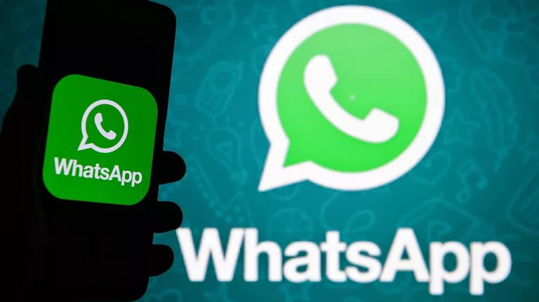 ОБНОВЛЕНИЕ   WHATSAPP ВНЕДРИТ ФУНКЦИЮ "ПРОЧИТАТЬ ВСЁ" НА ANDROID  WhatsApp внедрит на Android функцию "прочитать всё", с помощью которой пользователи смогут одной кнопкой помечать как прочитанные все сообщения как в личных, так и в групповых чатах.  Ранее этот мессенджер вслед за Telegram добавил такую функция для пользователей устройств на iOS.  "WhatsApp работает над функцией быстрой пометки всех чатов как прочитанных. Этот ярлык предоставил бы пользователям простой и эффективный способ управлять своими непрочитанными чатами, позволяя им отмечать все разговоры как прочитанные одним действием", - говорится в сообщении.  Отмечается, что пока что функция для Android находится в разработке и сейчас доступна лишь некоторым бета-тестерам - у них в расширенном меню во вкладке "Чаты" появилась опция "прочитать все": после ее выбора все непрочитанные сообщения помечаются как прочитанные, а в чатах больше не отображается индикатор непрочитанных сообщений.  ФОТО:  РИА Новости / Рамиль Ситдиков  #аврорамедиа_вотцап    Telegram-экосистема АВРОРА МЕДИА МЕДИА   НОВОСТИ   РЕГИОН   ЛАЙФ   СПОРТ   ГЕРЛЗ   ХАЙТЕК   ПЕРСОНЫ   ИНСАЙД   КРИМИНАЛ   МОЛОДОСТЬ   LIVE   АВРОРА МЕДИА YOUTUBE   RUTUBE