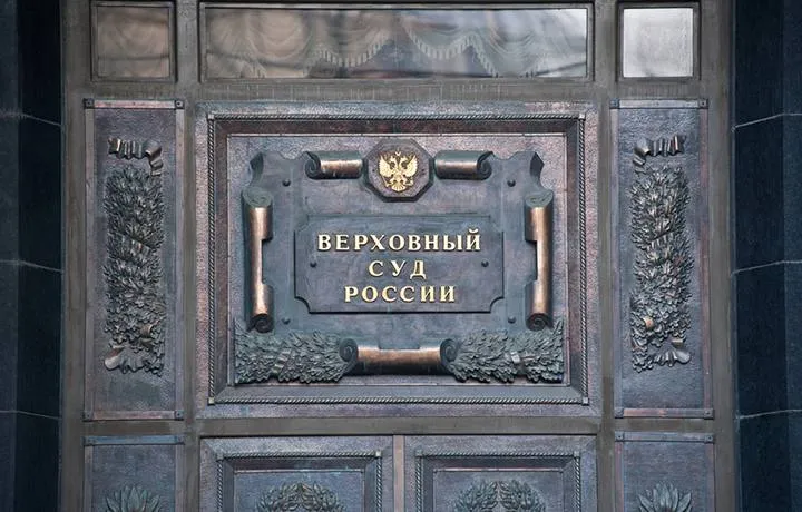 Верховный Суд опубликовал Кассационное определение от 12 марта по делу 92 УД25 5 К8 которым отправил на пересмотр уголовное дело о краже в связи с тем что суд ошибочно отверг показания потерпевшей и свидетеля данные в судебном заседании при первом рассмотрении дела по итогам которого был вынесен оправдательный приговор отмененный впоследствии апелляционной инстанцией В комментарии АГ защитник заявитель жалобы отметил что Верховный Суд согласился с его доводами обвинительный приговор был основан на недопустимых доказательствах а показания потерпевшей и свидетеля данные при первоначальном судебном разбирательстве и законно полученные суд первой инстанции необоснованно отверг Эксперты АГ поприветствовали выводы ВС подчеркнув что сама по себе отмена судебного решения не уничтожает правовую природу доказательства если оно получено законно и проверено по правилам УПК Подробнее читайте на сайте АГ