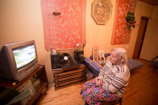 Пенсионерка продала квартиру участнику СВО и захотела вернуть её обратно Дмитрий из Смоленской области купил жильё у 79 летней пенсионерки Изначально квартира была куплена для бабушки друга Дмитрия но вскоре в новой квартире обнаружили грибок Тогда Дмитрий купил эту квартиру а бабушке приобрели другую Через шесть месяцев после продажи прежняя владелица квартиры внезапно заявила что действовала под влиянием мошенников и потребовала вернуть ей квартиру В это же время рядом с пенсионеркой появился молодой мужчина с Украины Сейчас иск об откате сделки заморожен так как Дмитрий находится на СВО Для защиты боец подал заявление в СК по статье Мошенничество Мужчина опасается что может остаться без жилья и денег потраченных на ремонт в нём