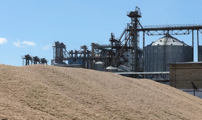 Квота на экспорт зерна из России в 2026 году может составить 20 млн тонн Экспортную квоту на зерно в 2026 году могут установить на уровне 20 млн тонн Это следует из проекта протокола заседания подкомиссии по таможенно тарифному и нетарифному регулированию правительственной комиссии Документ опубликовал Российский зерновой союз С начала каждого сезона до 14 февраля все участники рынка могут вывозить зерно из России свободно С 15 февраля по 30 июня экспорт зерна облагается плавающей пошлиной которая зависит от ценовой конъюнктуры за ее пределами пошлиной в 50 но не менее 100 за тонну Такие экспортные ограничения применяются ежегодно с 2021 года и касаются стран не входящих в ЕАЭС Из документа следует что квота в 2026 году может распространиться на экспорт пшеницы меслина ячменя и кукурузы При этом на экспорт ржи она может быть нулевой В 2025 году из за снижения прошлогоднего урожая зерна квота распространяется только на пшеницу и составляет 10 6 млн тонн В 2024 м квота была на уровне 29 млн тонн С начала текущего года в России было собрано 135 млн тонн зерна нового урожая в бункерном весе Это почти на 9 млн тонн больше по сравнению с прошлым годом