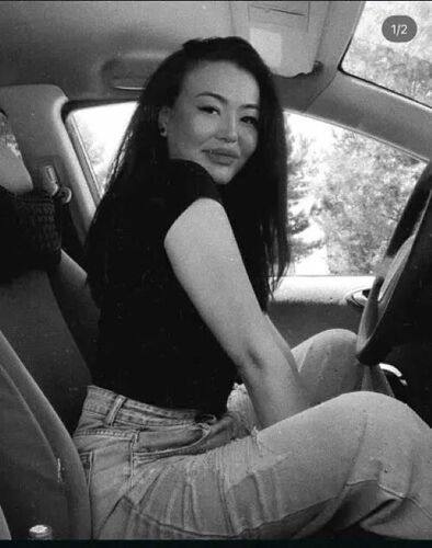 В Бишкеке умерла врач реаниматолог Городской детской клинической больницы скорой медицинской помощи Айгуль Зибирова Об этом сообщили ее коллеги Она работала в отделении реанимации и токсикологии и в ночь с 31 декабря находилась на дежурстве 2 января стало известно о ее смерти В УВД Октябрьского района сообщили что начата проверка и назначены все необходимые экспертизы Правоохранительные органы пообещали сообщить результаты позже Причины и точные обстоятельства произошедшего пока официально не названы По словам близких в ту ночь рядом с Айгуль находился человек по имени Дуйшон с которым она ранее рассталась По его версии Айгуль закрылась в туалете где и произошли трагические события Однако семья заявляет что обстоятельства смерти остаются неясными и вызывают много вопросов Также сообщается что этот человек может попытаться уехать в Россию Подписывайтесь на наш канал Салам Кыргызстан