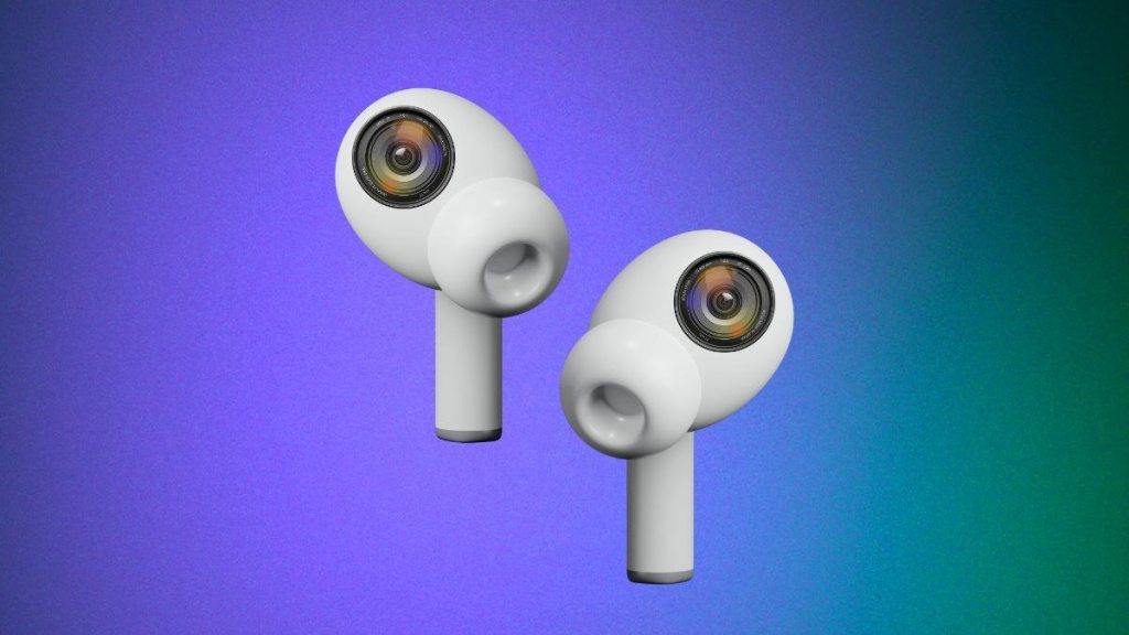 Apple все ещё хочет выпустить AirPods со встроенными камерами  Авторитетный инсайдер и журналист Bloomberg Марк Гурман в очередной раз заявил, что Apple продолжает изучать идею выпуска новых наушников с крошечными камерами.  В этот раз Гурман указал на наушники в контексте кадровых перестановок в Apple. Напомним, на этой неделе топ-менеджер компании Майк Роквелл  ранее отвечал за разработку Vision Pro  занял должность руководителя разработки Siri. Гурман уверен, что опыт Роквелла с оборудованием поможет компании глубже внедрить ИИ в свои будущие устройства, в том числе в AirPods. Технически камеры будут инфракрасными датчиками, но их предназначение пока до конца неясно.  По данным аналитика Мин-Чи Куо, Apple планирует выпустить новые AirPods с инфракрасными камерами в 2026 году. Они должны обеспечить улучшенное пространственное звучание в связке с гарнитурой Apple Vision Pro, а также предложить «управление жестами в воздухе».