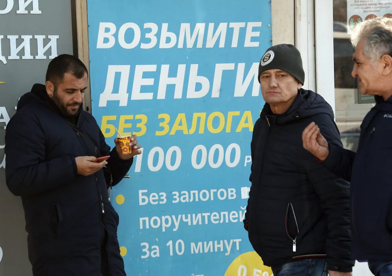 Битва с фродом как микрокредитные организации начнут обмениваться данными о мошенниках по данным СРО МиР С 1 сентября 2025 года МФО обязаны подключиться к базе ФинЦЕРТ для проверки заемщиков на наличие подозрительных операций С 1 марта 2026 года МФО будут обязаны самостоятельно передавать данные о мошеннических попытках Текущие антифрод системы МФО отсекают 97 99 мошеннических заявок но новшество добавит в базу до 720 тыс записей только от активных заемщиков Подключение к ФинЦЕРТ бесплатно но потребовало доработки IT систем затраты от сотен тысяч до миллионов рублей однако это унифицирует борьбу с фродом Регулятор систематизирует борьбу с мошенничеством создавая единый контур защиты для всех финансовых институтов но нагрузка ляжет на IT инфраструктуру МФО ProБанки