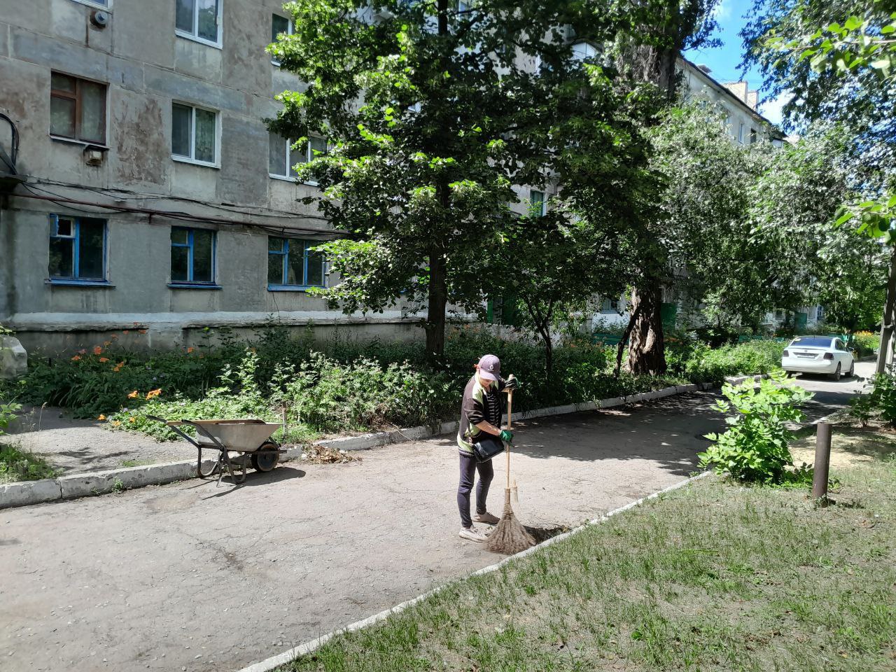 Коммунальщики в действии В Кировске продолжается покос травы, а также уборка территории городского округа. Работы ведутся во всех районах города. Особое внимание уделяется улицам и общественным пространствам, где ежедневно бывают горожане и гости города. Работники коммунальных служб следят за чистотой тротуаров, убирают мусор и вывозят скошенную траву. В рамках ежедневных работ силами коммунальщиков проводятся ремонтные работы ливневой канализации. Администрация города Кировска призывает жителей и гостей города бережно относиться к труду коммунальных служб и соблюдать чистоту и порядок на улицах и во дворах. Совместными усилиями мы сможем сделать наш город еще более красивым и уютным. в МБУ «Кировский комбинат коммунальных услуг» открыты вакансии: Сотрудники ритуальных услуг, Специалисты по озеленению, Уборщики, Грузчики, Специалист по закупкам. Своевременная зарплата от 30 000₽. Ждем вас по адресу: ул. Борисова, д. 19. Телефон: +7 85746 4-14-17.