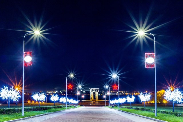 В Магнитогорске новогодние ледяные фигуры заменят на светодиодные В этом году ярких огней в городе металлургов станет больше Изменения затронут и праздничные городки Изо льда сделают только горки и лабиринт а вот скульптур не будет их заменят светодиодные фигуры Ледовые городки это красиво но как показывает практика последних лет проделывается огромная кропотливая работа по созданию ледяных фигур и очень жаль что из за аномально теплой для зимы погоды они недолго радуют горожан своей красотой К тому же в результате таяния льда фигуры становятся небезопасными для посетителей объяснил заместитель главы администрации Максим Москалев В городе в преддверии праздника появится еще несколько малых архитектурных форм Украсить витрины и входы своих заведений в администрации призвали и магнитогорских бизнесменов Фото администрация Магнитогорска Подписывайтесь на Вести Южный Урал в MAХ