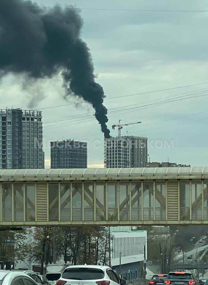 Пожар в районе метро «Нагатинская» в строящемся столичном ЖК «Первый Нагатинский» от «Прайм Лайф»  Площадь возгорания составила 30 кв.м. Информации о пострадавших нет.