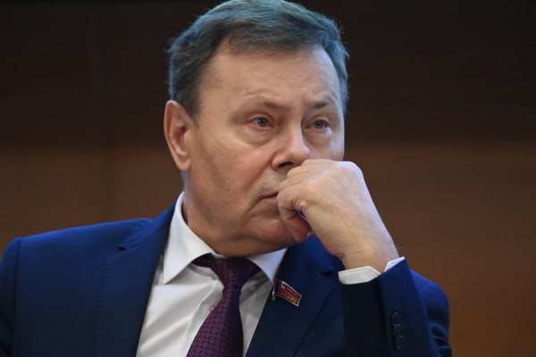 Депутата Госдумы Арефьева хотят лишить мандата за призыв «сжигать собачников» Коллективное обращение к генпрокурору России Игорю Краснову направили общественные деятели Татарстана. Они намерены поднять вопрос об отставке народного избранника от КПРФ после его высказываний о владельцах собак. «Никто, тем более депутат, не должен позволять себе таких высказываний. Если он мужчина, то он должен извиниться за свои слова, чего он до сих пор не сделал, и оставить свой депутатский мандат», — заявил газете «Коммерсантъ» казанский адвокат Лаврентий Сичинава. Ранее парламентарий Николай Арефьев заявил, что готов «всех собачников облить бензином и сжечь». Подпишись на «Говорит Москва»