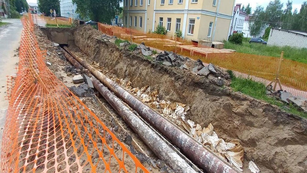 В селе Займище Клинцовского городского округа ведется строительство сетей водоснабжения в переулках 1-й Клинцовский, 2-й Клинцовский и 3-й Клинцовский. Работы организованы по проекту «Модернизация коммунальной инфраструктуры» национального проекта «Инфраструктура для жизни». В соответствии с проектно-сметной документацией, планируется проложить водопроводную сеть общей протяженностью 3137 м. Фото: группа департамента ТЭК и ЖКХ Брянской области в соцсети «ВКонтакте»