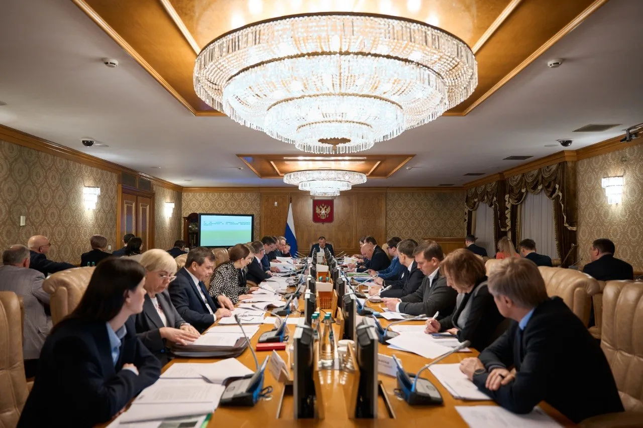 Министр строительства и ЖКХ РФ Ирек Файзуллин принял участие в заседании Правкомиссии по эффективности использования федерального имущества и развитию территорий Заседание состоялось под председательством вице премьера Марата Хуснуллина   Рассмотрели вопросы по вовлечению в оборот земельных участков и объектов недвижимости Благодаря работе Правкомиссии с 2020 года вовлечены в оборот 10 500 га земельных участков Только в прошлом году в бюджет от реализации имущества поступили 24 5 млрд рублей Эффективное управление государственным имуществом и земельными ресурсами это не просто экономическая задача а фундамент для развития опорных населенных пунктов в рамках федерального проекта Развитие инфраструктуры в населенных пунктах нацпроекта Инфраструктура для жизни Каждый вовлеченный в оборот гектар земли работает на достижение целей национально экономического развития поставленных Президентом России сказал Министр строительства и ЖКХ РФ Ирек Файзуллин Это дополнительный ресурс для развития регионов и создания комфортной среды в рамках нацпроекта Инфраструктура для жизни В ходе заседания также была одобрена передача объектов в собственность регионов и муниципалитетов в Северной Осетии Липецкой Оренбургской Сахалинской областях и Москве Приняты решения о передаче объектов культурного наследия ДОМ РФ в рамках президентской программы утверждены критерии рассмотрения имущества на уровне комиссии а также актуализированные дорожные карты по предоставлению земли многодетным семьям в Нижегородской Саратовской областях и Чувашской Республике Минстрой России в MAX