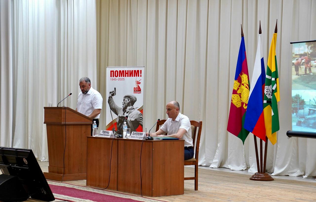 Городская администрация провела встречу, на которой мэр Тихорецка Евгений Голубь пообщался с жителями. В мероприятии принял участие руководитель муниципалитета Анатолий Перепелин. Участники встречи подняли актуальные темы жилищно-коммунального хозяйства, благоустройства территории и подвели итоги работы администрации за первое полугодие текущего года. Ряд важных для развития территории вопросов решается при помощи краевых мер поддержки, инициированных губернатором Кубани Вениамином Кондратьевым. Детально обсудили вопросы взаимодействия власти и населения. По итогам дискуссии глава района Анатолий Перепелин поручил мэру оперативно решать обращения граждан и уделять больше внимания выявленным проблемам. С апреля этого года в администрации городского поселения начал функционировать отдел муниципального контроля. – Деятельность отдела направлена на минимизацию рисков причинения вреда и ущерба охраняемым законом ценностям. Основные направления деятельности отдела: осуществление муниципального жилищного контроля, муниципального контроля в сфере благоустройства, на автомобильном транспорте, городском наземном транспорте и в дорожном хозяйстве в границах Тихорецкого городского поселения. По состоянию на 22 июля новым отделом выявлено 106 фактов нарушения норм и правил по благоустройству территории города, из них 8 фактов - устранены нарушителями до формирования материала об административном правонарушении, - рассказал Евгений Голубь. Встречи проходят во всех поселениях района – это позволяет совместно находить оптимальные пути развития территорий и улучшать качество жизни тихоречан.