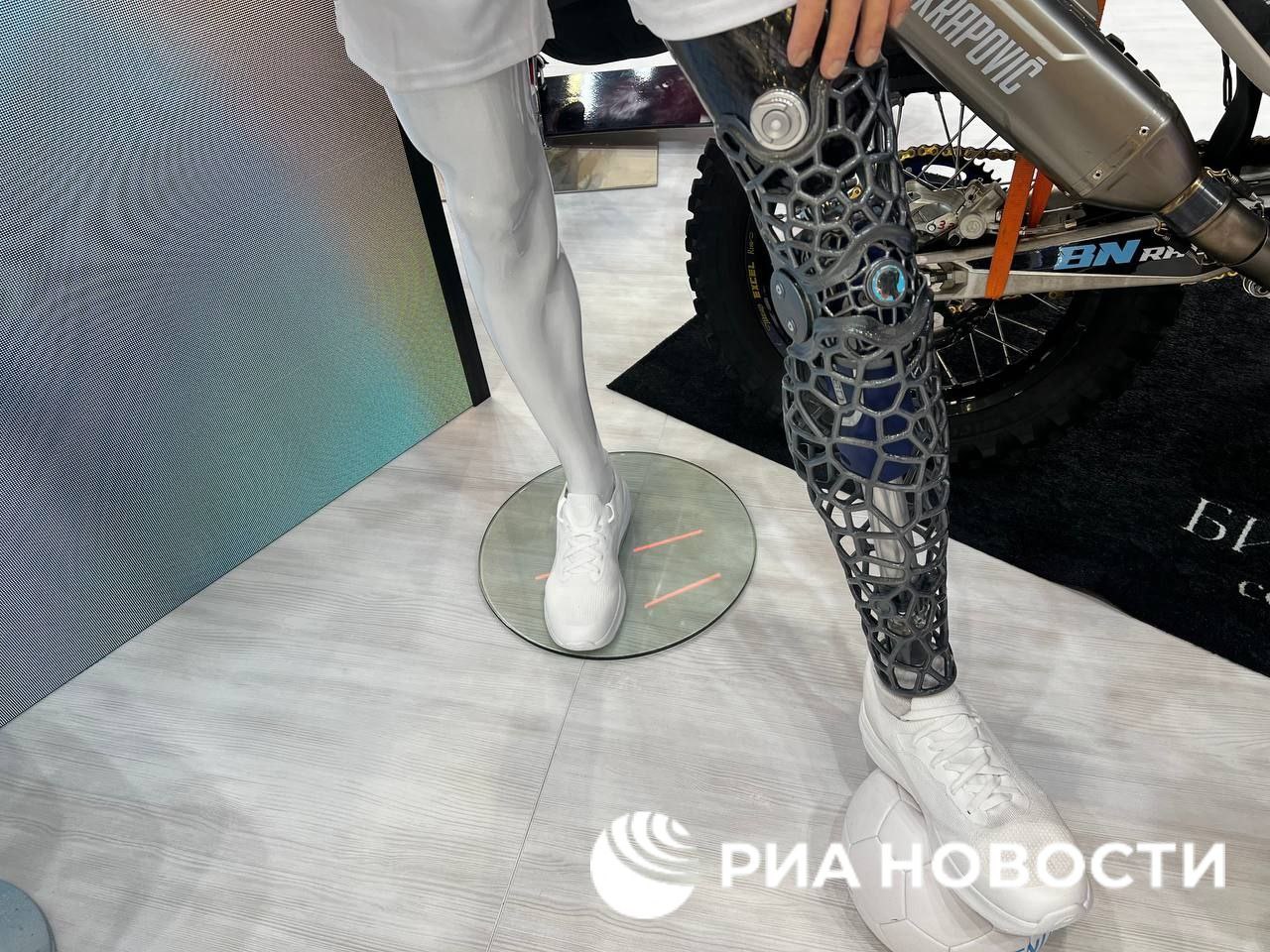 Российская компания "Бионика 2.0" в рамках ПМЭФ презентовала протез ноги, дизайн которого разработан искусственным интеллектом, передает корреспондент РИА Новости. Уникален протез и тем, что модуль сохраняет объем конечности в любом положении. Его производство полностью локализовано в России. Также они представили протезы руки, бедра, голени и стопы для людей, занимающихся экстремальными видами спорта.