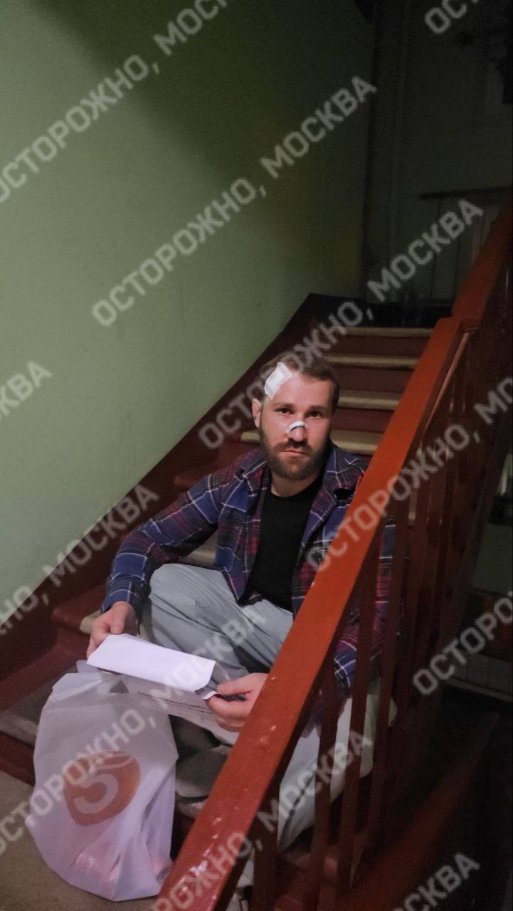 В Москве пьяный мужчина под видом электрика обрубил людям электричество и просил деньги за возвращение света. Жители дома на улице Буракова, 3 в начале июня на всю ночь остались без света из-за мужчины, который представился электриком и выбил пробки в квартире. По словам людей, это произошло в районе 2 часов ночи 4 июня. После этого мужчина начал требовать с жильцов 3 тысячи рублей за возвращение света, при этом отказался предоставлять свои документы и странно себя вел — кричал, стучал в двери и угрожал. Люди вызвали полицию, но мужчина скрылся до ее прибытия. — Сколько платить? Три тысячи, вам лично? А вы мне чек дадите? — Чека не будет, просто будет свет и все — А вы понимаете, что это вымогательство? — Хорошо, без проблем, живите без света По словам жильцов, мужчина не проживает в их доме, но они не раз видели его в торговом центре неподалеку. Люди написали заявление в полицию.