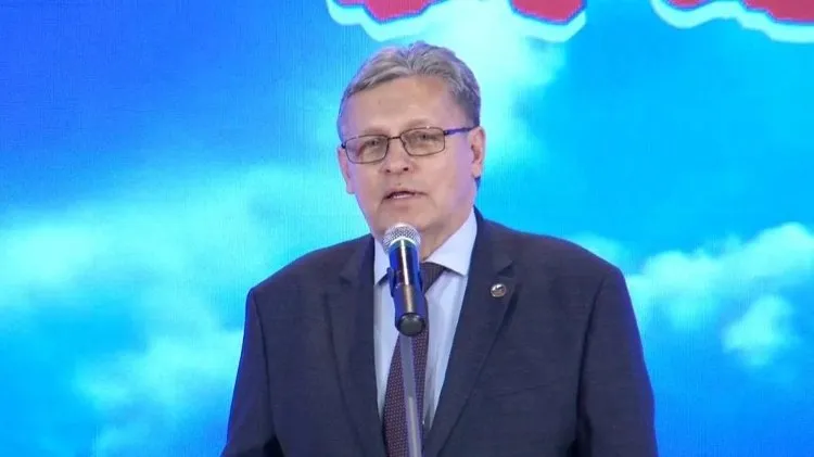 Рифат Сабитов награжден Орденом За заслуги перед Отечеством III степени   vesti perm ru publications bcd5a46b 7ace 4160 8fbb 06675b536f44 Президент России Владимир Путин подписал Указ О награждении государственными наградами Российской Федерации Документ опубликовали на официальном интернет портале правовой информации Согласно тексту Указа за большой вклад в развитие телерадиовещания и реализацию общественно значимых проектов Орденом За заслуги перед Отечеством III степени награжден заместитель генерального директора руководитель регионального департамента ВГТРК Рифат Сабитов Добавим что Рифат Сабитов неоднократно возглавлял оргкомитет и жюри Всероссийского патриотического Медиафорума Щит России который ежегодно проводит ГТРК Пермь при финансовой поддержке Министерства цифрового развития связи и массовых коммуникаций РФ Администрации губернатора Пермского края и под патронатом ВГТРК Вести Пермь в MAX   max ru vestipermtv