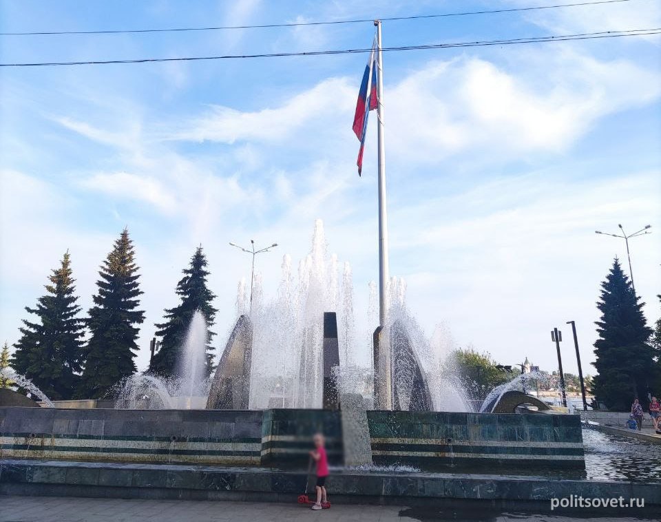 В Нижнем Тагиле компанию связанную с городской администрацией оштрафовали за нарушения при установке гигантского флагштока с российским триколором Как сообщили в свердловском управлении Федеральной антимонопольной службы при проведении торгов на установку флагштока был нарушен закон О защите конкуренции Будущий подрядчик работ еще задолго до конкурса участвовал в совещаниях на эту тему и был заранее посвящен во все тонкости работы Стоимость контракта на установку флагштока составила 30 миллионов рублей Доход полученный в результате реализации антиконкурентного соглашения составляет 24 987 759 46 руб Управлением признан факт нарушения заказчиком в лице МКУ Служба заказчика городского хозяйства и участником электронного аукциона АО Тагилдорстрой соглашения которое привело к созданию преимущественных условий для МУП Тагилдорстрой при организации и проведении торгов в форме электронного аукциона на выполнение работ с устройством флагштока заявили в УФАС