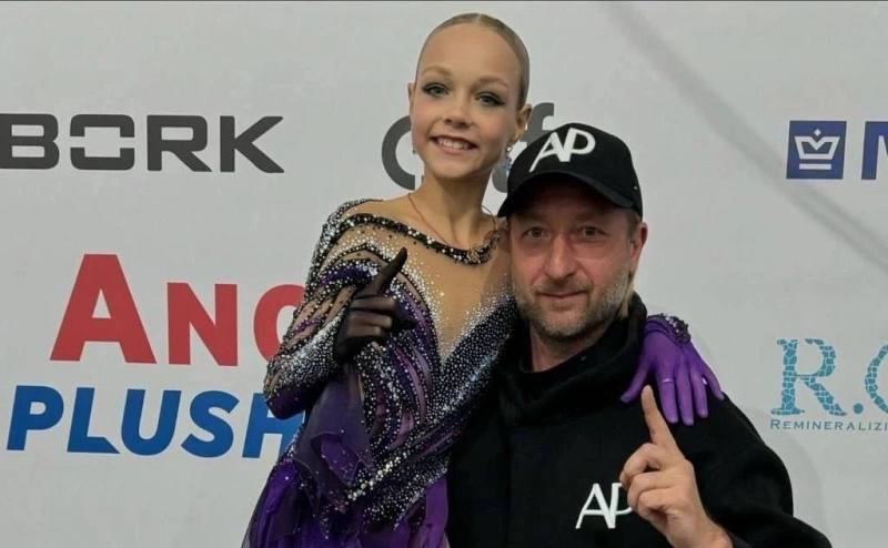 Плющенко завершил работу с Костылевой после конфликта с ее матерью Фигуристка Елена Костылева завершила сотрудничество с двукратным олимпийским чемпионом Евгением Плющенко Об этом тренер сообщил в своем Telegram канале Друзья к сожалению настал тот час когда с большим сожалением я вынужден сообщить вам что наш путь с Леной Костылевой на данный момент закончился Видит бог что я и вся наша команда боролись за нее до конца Мы терпели уступали шли навстречу закрывали глаза и уши но как оказалось не все зависит иногда от спортсмена и тренера и всей команды Я знаю как Лене сейчас очень больно и тяжело но есть здравый смысл а есть условия лишенные здравого смысла на которые мы никогда не пойдем написал Плющенко Плющенко отметил что пишет Костылевой не только как тренер а как человек неравнодушный к этой ситуации телеграм канал Евгения Плющенко Подписаться на РБК Спорт