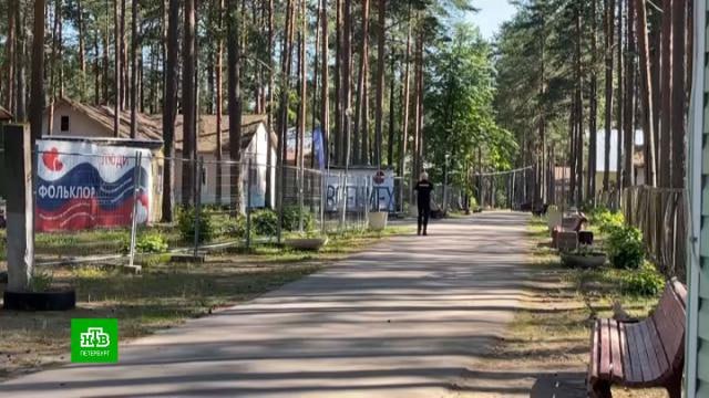 Сегодня без объяснения причин закрылся детский оздоровительный лагерь «Военмех», расположенный в поселке Рощино. О внезапном прекращении работы и переезде воспитанников в другие места отдыха родителям стало известно ранним утром от самих детей. Они сказали, что их подняли в 6 часов утра. Потом эта информация начала распространяться по соцсетям. Опекуны паникуют, поскольку причины срочного переезда им не называли, как и то, куда именно переводят детей. Как сообщили в комитете по образованию, лагерь «Военмех» закрыт временно. Передислокация отдыхающих проводится совместно с администрациями районов. Такое решение было принято в связи с предписанием Роспотребнадзора. В результате проверки выяснилось, что причиной срочной эвакуации детей стала открытая форма туберкулеза у одного из сотрудников лагеря, который работал в нём с первой смены. По предварительной информации, в лагере отдыхали 269 детей. -Петербург Буст канала