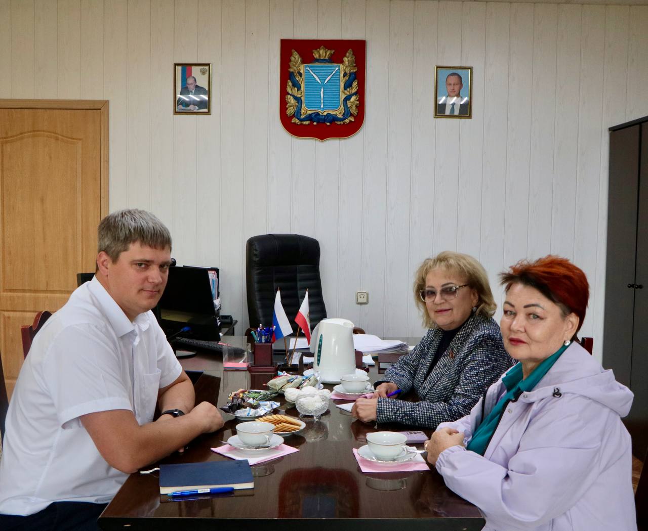 В рамках работы в Ершовском районе Саратовской области совместно с секретарем Ершовского райкома КПРФ Ольгой Калугиной сегодня провели встречу с главой администрации района Константином Мызниковым.  Обсудили ряд вопросов, касающихся местных проблем, в том числе ситуации с дорогой в поселке Новосельский. Дорога, которую разбили большегрузы, так и не приведена в нормальное состояние. Периодически ее засыпают щебнем, но, к сожалению, это не решает проблему. Школьным и рейсовым автобусам проехать там невозможно, дорога через мост стала аварийной и опасной. Этот вопрос держу на особом контроле, так как он критически важен для безопасности и комфорта жителей района.  Также обсудили другие социально значимые темы. Одним из главных вопросов была организация досуга молодежи. Мы поговорили о работе домов культуры, отметили необходимость развивать эту сферу, чтобы молодежь могла проводить время с пользой и в безопасных условиях. Кроме того, затронули вопросы, связанные с участием района в пилотном проекте по учету крупного рогатого скота, а также проблемы с ремонтом дворовых территорий и коммунальных сетей.  Подняли также ряд других вопросов по обращениям граждан, наметили план действий для дальнейшего решения озвученных проблем.