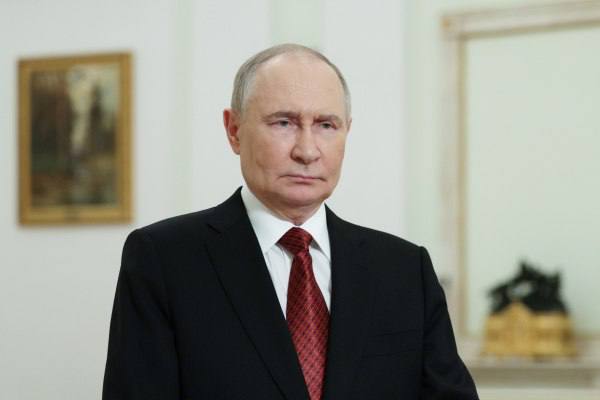 Владимир Путин утвердил нацпроект по космосу Президент одобрил документ на позапрошлой неделе, сообщил глава «Роскосмоса» Дмитрий Баканов. Выступая в Совфеде, он рассказал, что впервые проект был представлен 20 мая на стратегии у председателя правительства. Кроме того, Баканов сообщил, что сдвинуты сроки разработки водородной ракеты «Ангара-А5В» с 2034 года на 2030-й. По его словам, третья ступень позволит выводить на геостационарную орбиту до четырёх тонн грузов. НАШИ РЕСУРСЫ: Telegram Tik-tok YouTube RUTUBE