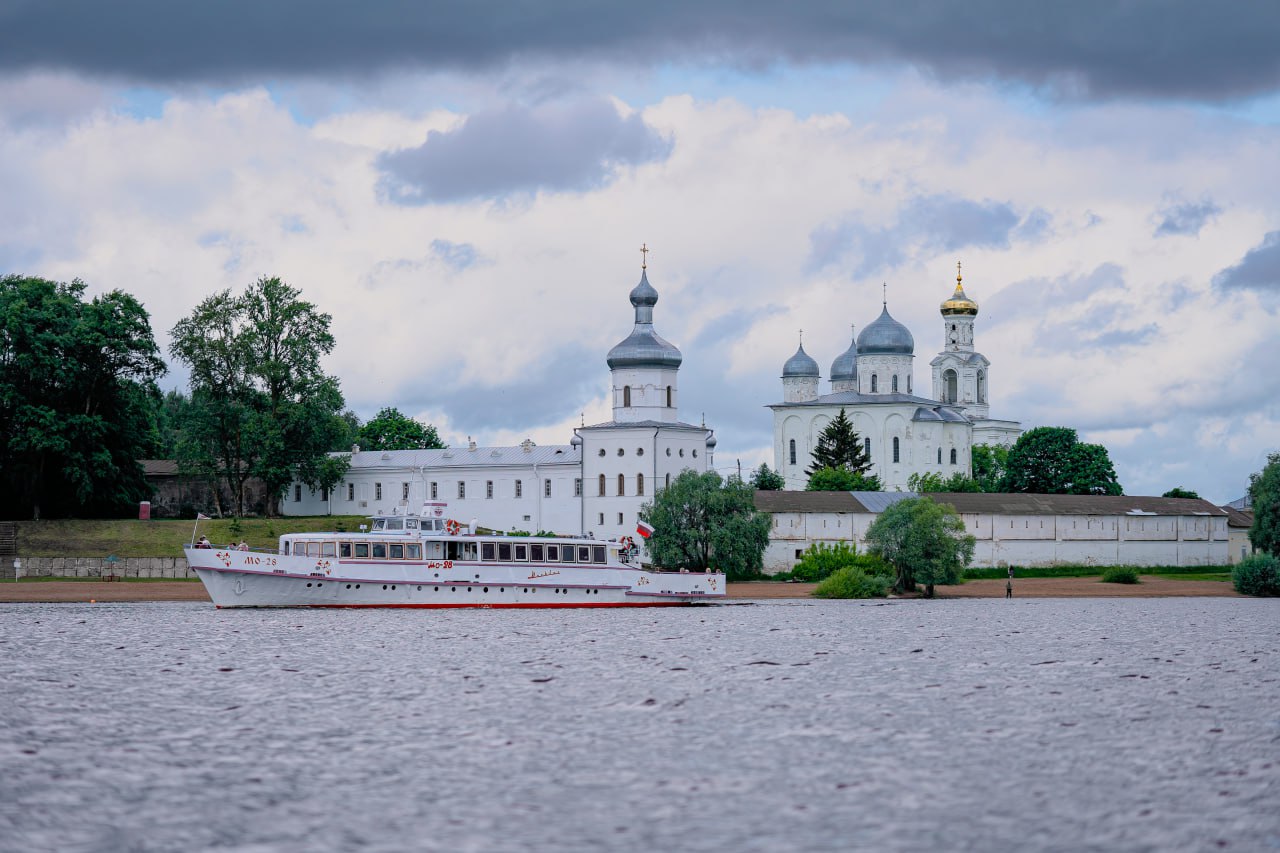 По приглашению врио Губернатора Новгородской области Александра Дронова посетил Великий Новгород — колыбель нашей цивилизации, место зарождения российской государственности. Сейчас в Новгороде проходит эногастрономический фестиваль «Виноград». На площадке представлены более 150 марок российского вина, от заводов с большой историей и мировым именем до семейных виноделен. Кроме винных и гастрономических дегустаций, программа фестиваля включает в себя концерты, спектакли и кинопоказы под открытым небом, лекции и мастер-классы для детей и взрослых. Площадки фестиваля раскинулись по обе стороны реки Волхов, на Ярославовом дворище, где располагались торговые ряды и дворы купцов. На мой взгляд, это отличный пример сохранения тысячелетней истории и вековых традиций, учитывая которые, руководство региона создаёт новые точки притяжения для жителей и гостей Новгородской области. Убежден, что такие проекты не только создаются для людей, но и призваны менять их. Благодарю за приглашение и возможность познакомиться с винами Кубани, Дона, Кавказа. Отдельно отмечу виноделов из моего родного Крыма и Севастополя, чья продукция была также представлена на фестивале, что очень приятно. Главное — это люди, влюбленные в своё дело мастера, за которыми будущее российского виноделия.