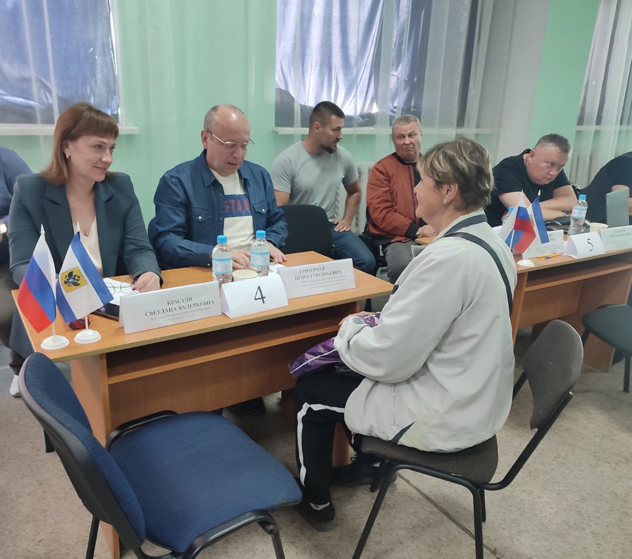 Более 80 обращений поступило в мобильную приемную губернатора в Скадовском округе "Местных жителей интересовали перерасчет пенсий и оформление льгот, вопросы гражданства, недвижимости и детских садов", — сообщил губернатор Владимир Сальдо. Глава региона подчеркнул, что все вопросы были зафиксированы, по каждому обращению началась работа. ПОДПИСАТЬСЯ НА ТАВРИЮ