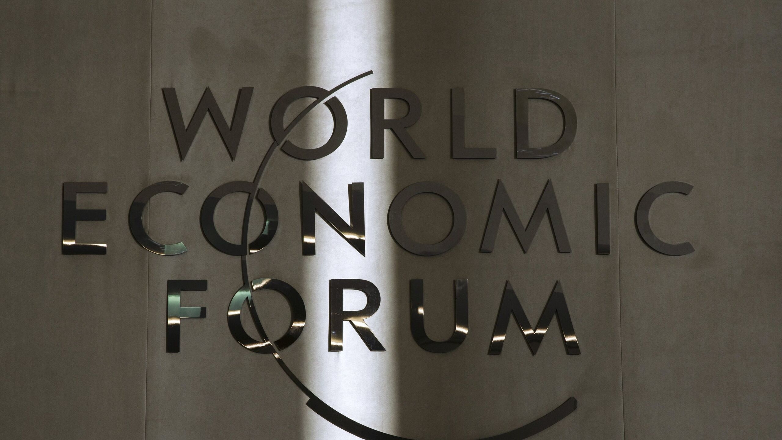 Репутация Всемирного экономического форума в Давосе ВЭФ сильно запятнана на фоне скандала с американским финансистом Джеффри Эпштейном заявил глава РФПИ спецпредставитель президента России по инвестиционно экономическому сотрудничеству с зарубежными странами Кирилл Дмитриев Репутация Давоса сильно запятнана Все хорошие люди с ВЭФ должны вместо этого перейти на Петербургский международный экономический форум ВЭФ может оставаться сосредоточенным на обсуждении наследия Эпштейна и уроков извлеченных из его процесса построения связей написал Дмитриев в соцсети X Так глава РФПИ прокомментировал публикацию в X о том что ВЭФ начал расследование в отношении своего президента Бёрге Бренде для выяснения его отношения к Эпштейну Ранее Берге на фоне упоминаний его имени в новых документах по делу скандально известного финансиста признал что встречался с ним в формальной обстановке но заявил что не знал о его криминальных делах