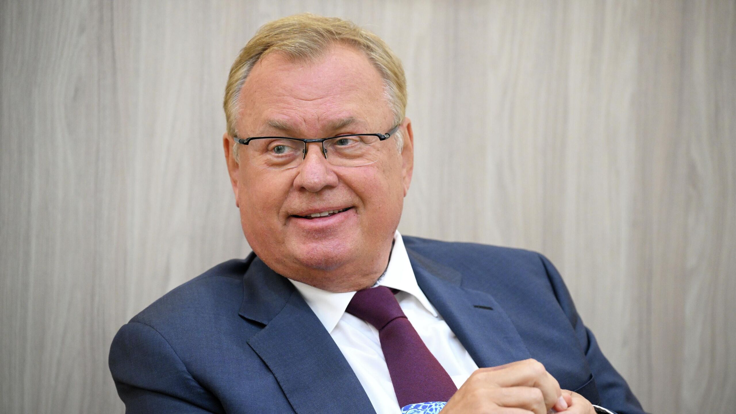 ВТБ предлагал и предлагает маркетплейсам взаимодействие но пока есть серьезные расхождения в позициях Wildberries и Ozon в настоящее время решили развивать собственные банки вместо того чтобы создавать альянсы с существующими игроками заявил глава ВТБ Андрей Костин в интервью агентству Рейтер в преддверии форума Россия зовет Почему не сложились альянсы Думаю если бы Сбер сам сумел построить маркетплейс это убило бы нас всех Сбер как банк занимает непропорционально большое место на рынке розницы а еще бы и маркетплейс К счастью для нас у Сбербанка маркетплейс не состоялся и сегодня очевидно что существуют два доминирующих игрока Озон и WB Каждый из них в настоящее время решил развивать собственные банки вместо того чтобы создавать альянсы с существующими игроками сказал он Костин отметил что ВТБ предлагал и предлагает маркетплейсам взаимодействие но пока есть серьезные расхождения в позициях Банкир также добавил что верит в платформенную экономику