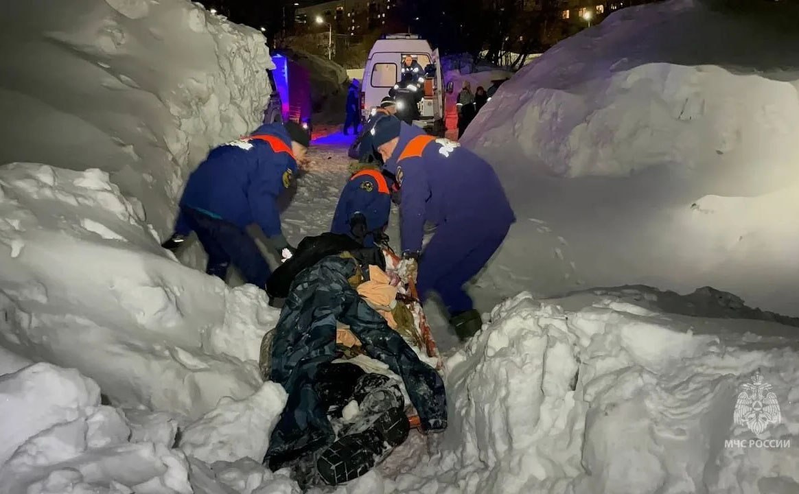 В Петропавловске спасатели вытащили из сугроба пьяного пенсионера Мужчина провалился в снег и не мог сам выбраться На помощь отправились сотрудники поисково спасательного отряда ГУ МЧС России по Камчатскому краю Подробности по ссылке   kamtime ru article a361747b 7a40 4831 a33b 3e65bbd44dda