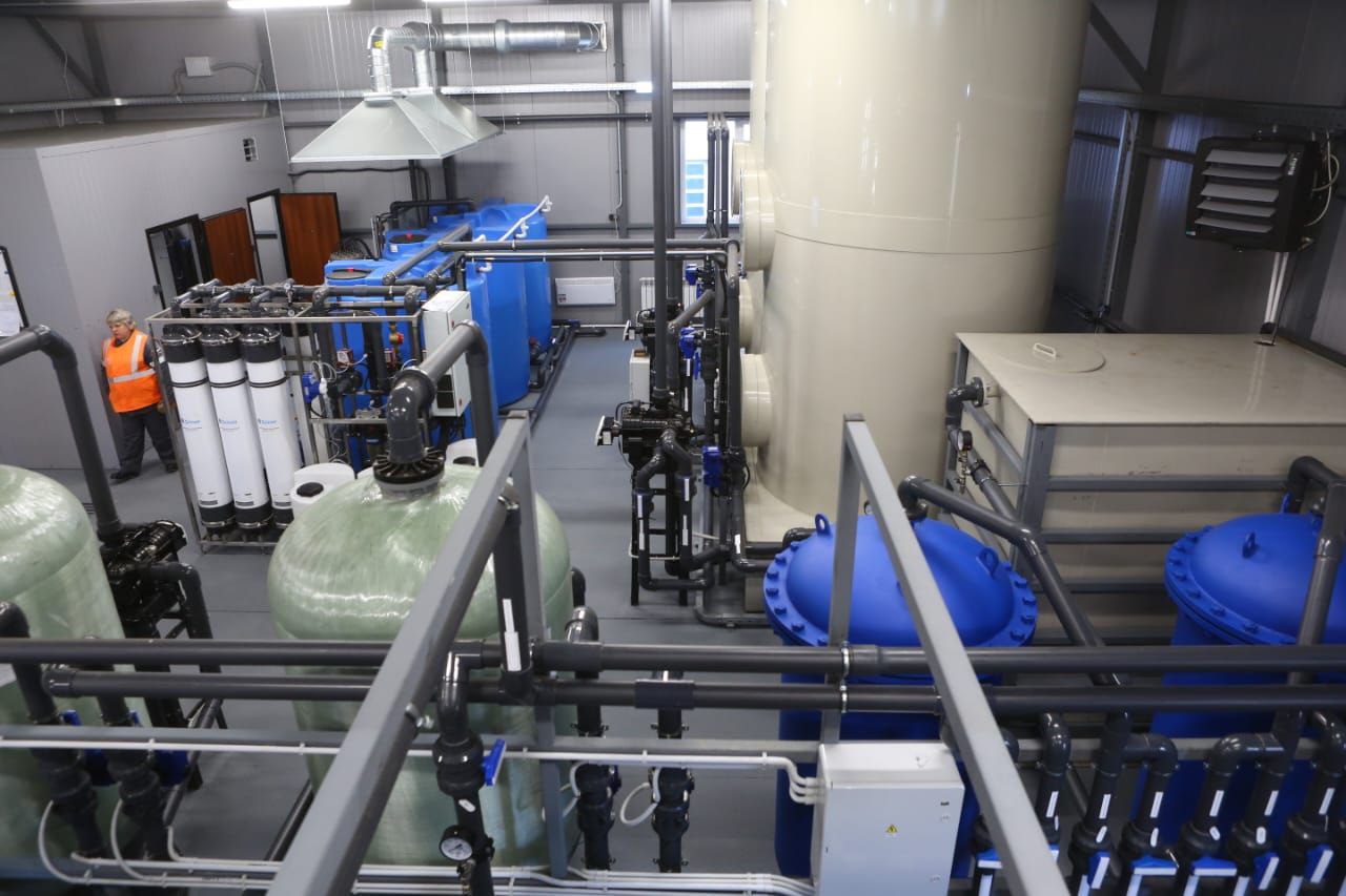 С заботой о природе Повысили объём промышленной очистки воды которая используется на магистрали За 9 месяцев 2025 года на 24 7 или почти на 22 тыс куб м Такой результат достигнут благодаря реконструкции очистных сооружений на станции Орехово Зуево в Подмосковье и замены фильтрующей загрузки на очистных сооружениях станции Узловая Тульской области А ещё перевели на газ мазутную котельную на станции Курск что в итоге привело к снижению выброса парниковых газов в атмосферу на 52 тыс тонн Подробнее