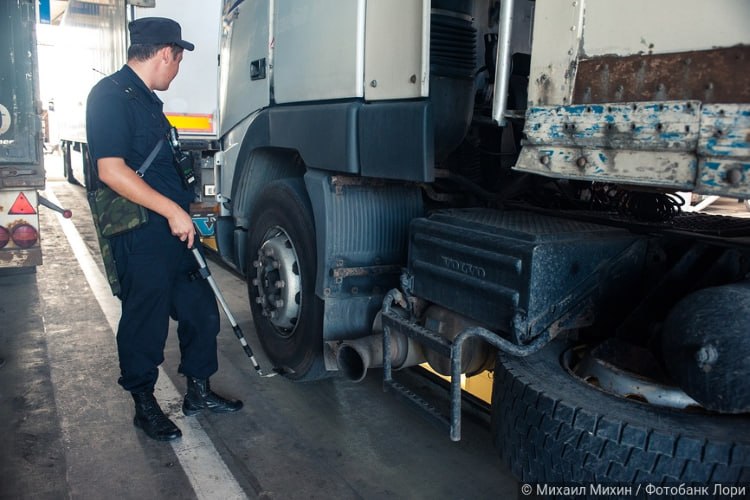 Полный бак на входе половинный на выходе Литва ставит топливный заслон С 1 июля 2026 года Литва вводит жесткое ограничение на ввоз топлива в баках грузовиков следующих из Беларуси и других стран не входящих в Европейскую экономическую зону Правительство страны одобрило лимит в 200 литров для борьбы с контрабандой дизеля Это уже второе ужесточение после правил для калининградского транзита Литва последовательно перенимает опыт Латвии и Польши ужесточая контроль на всём протяжении границы Подробности читайте на портале Логирус