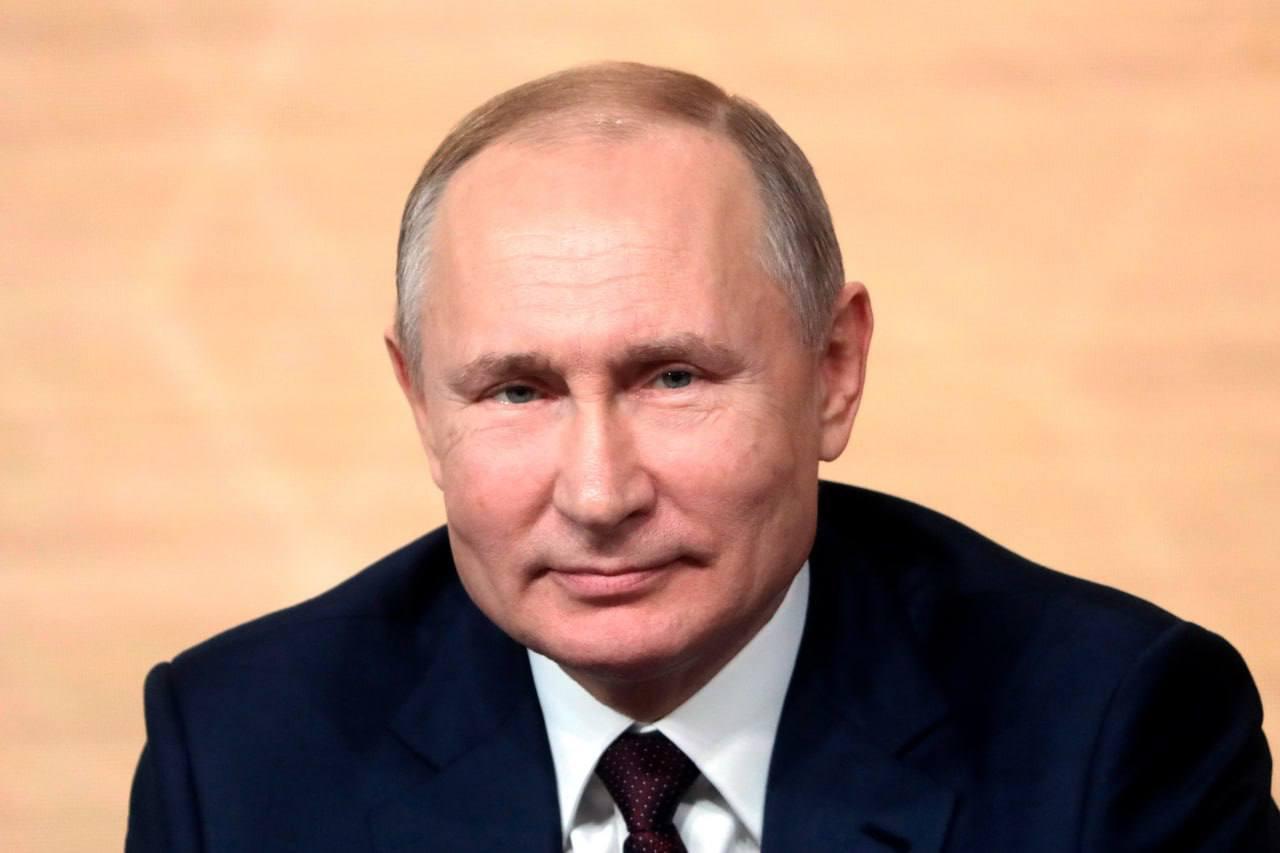 #ДеньАфрики Президент России В.В.Путин поздравил глав африканских стран и правительств с Днём Африки Уважаемые дамы и господа! Примите сердечные поздравления по случаю Дня Африки. Этот год ознаменован юбилейными датами – 80-летием окончания Второй мировой войны и образования Организации Объединённых Наций, а также 65-летием принятия Декларации ООН о предоставлении независимости колониальным странам и народам. Разгром нацизма и крах системы колониализма стали важнейшими событиями XX века, обеспечили возможность свободного, мирного развития для всего человечества. За прошедшие десятилетия независимые государства Африки утвердились в качестве авторитетных членов мирового сообщества, достигли общепризнанных успехов в экономической и социальной сферах. Многостороннее взаимодействие, налаженное в рамках Африканского союза, а также ряда субрегиональных структур, способствует упрочению безопасности и стабильности на континенте. Наша страна неизменно выступает за расширение традиционно дружественных отношений с африканскими партнёрами. Об этом в полной мере свидетельствуют проведённые в 2019 и 2023 годах саммиты Россия – Африка, которые позволили определить новые направления сотрудничества и способствовали координации усилий в международных делах. Хорошую отдачу даёт новый диалоговый формат – министерская конференция Форума партнёрства Россия – Африка. Очередную такую встречу планируется провести до конца года в одной из африканских стран. Уверен, что совместными усилиями мы обеспечим дальнейшее наращивание многоплановых российско-африканских связей на благо наших народов, в интересах построения справедливого и демократического многополярного миропорядка. Желаю вам здоровья и успехов, а гражданам ваших государств – мира и благополучия. #РоссияАфрика