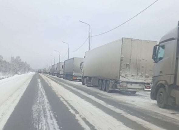 Десятки фур встали на въезде в Иркутск По мнению очевидцев, большегрузы не пропускают из-за ограничений на трассе "Байкал"    Читать подробнее на сайте...